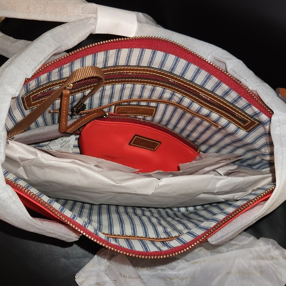 large wayfarer zip tote with accessories - Picture 4 of 9